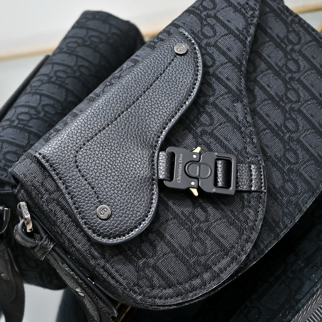 Fall Oblique Saddle Messenger Bag