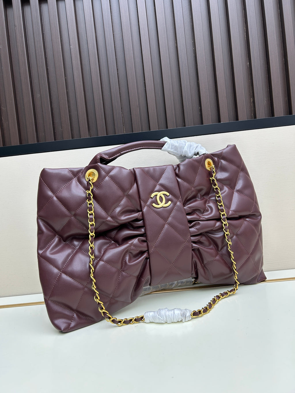 Large Bow-Detail Quilted Leather Shoulder Bag – Soft Padded Finish