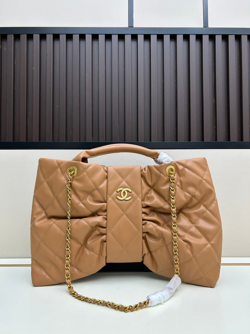 Large Bow-Detail Quilted Leather Shoulder Bag – Soft Padded Finish