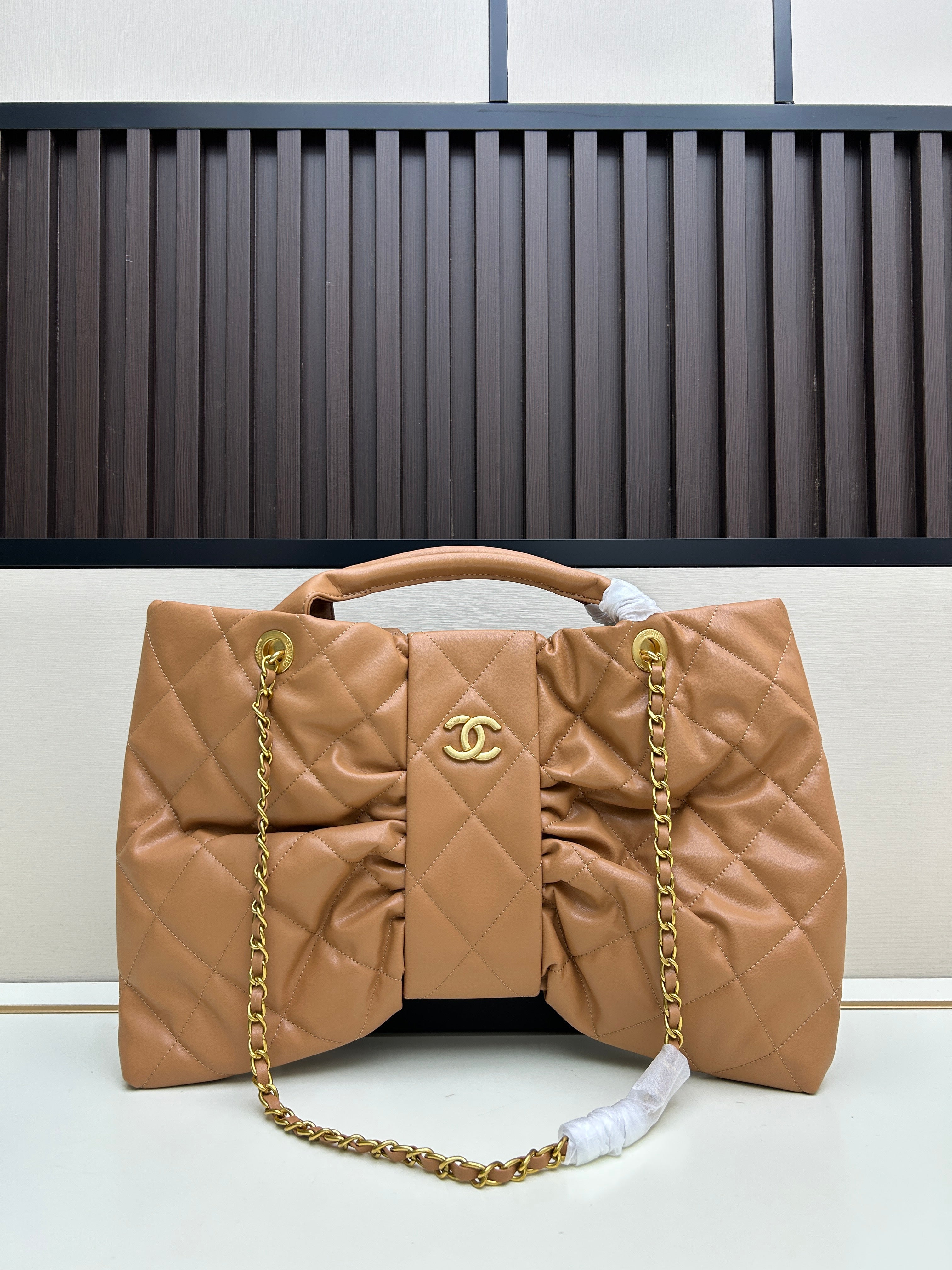 Large Bow-Detail Quilted Leather Shoulder Bag – Soft Padded Finish