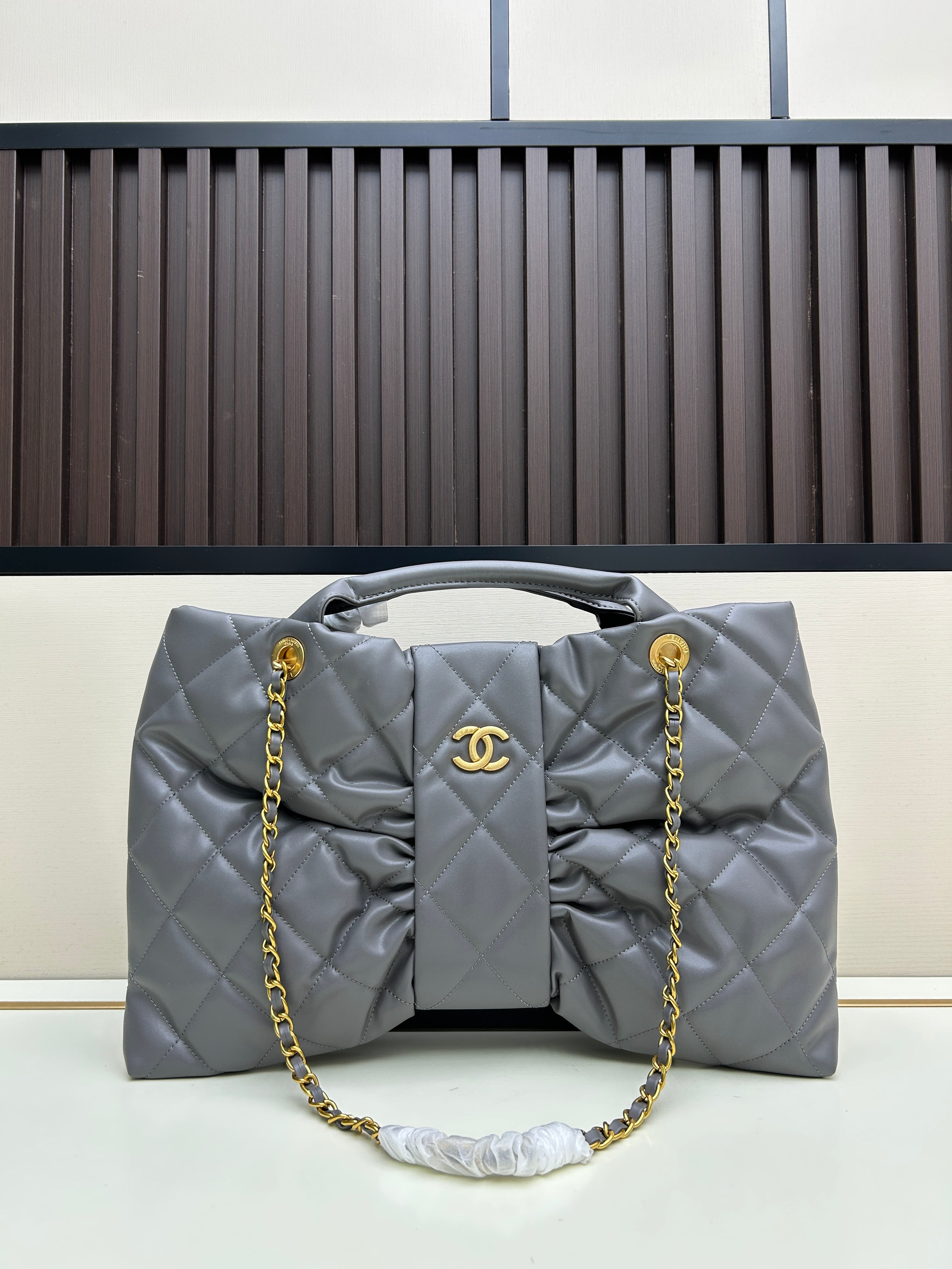 Large Bow-Detail Quilted Leather Shoulder Bag – Soft Padded Finish