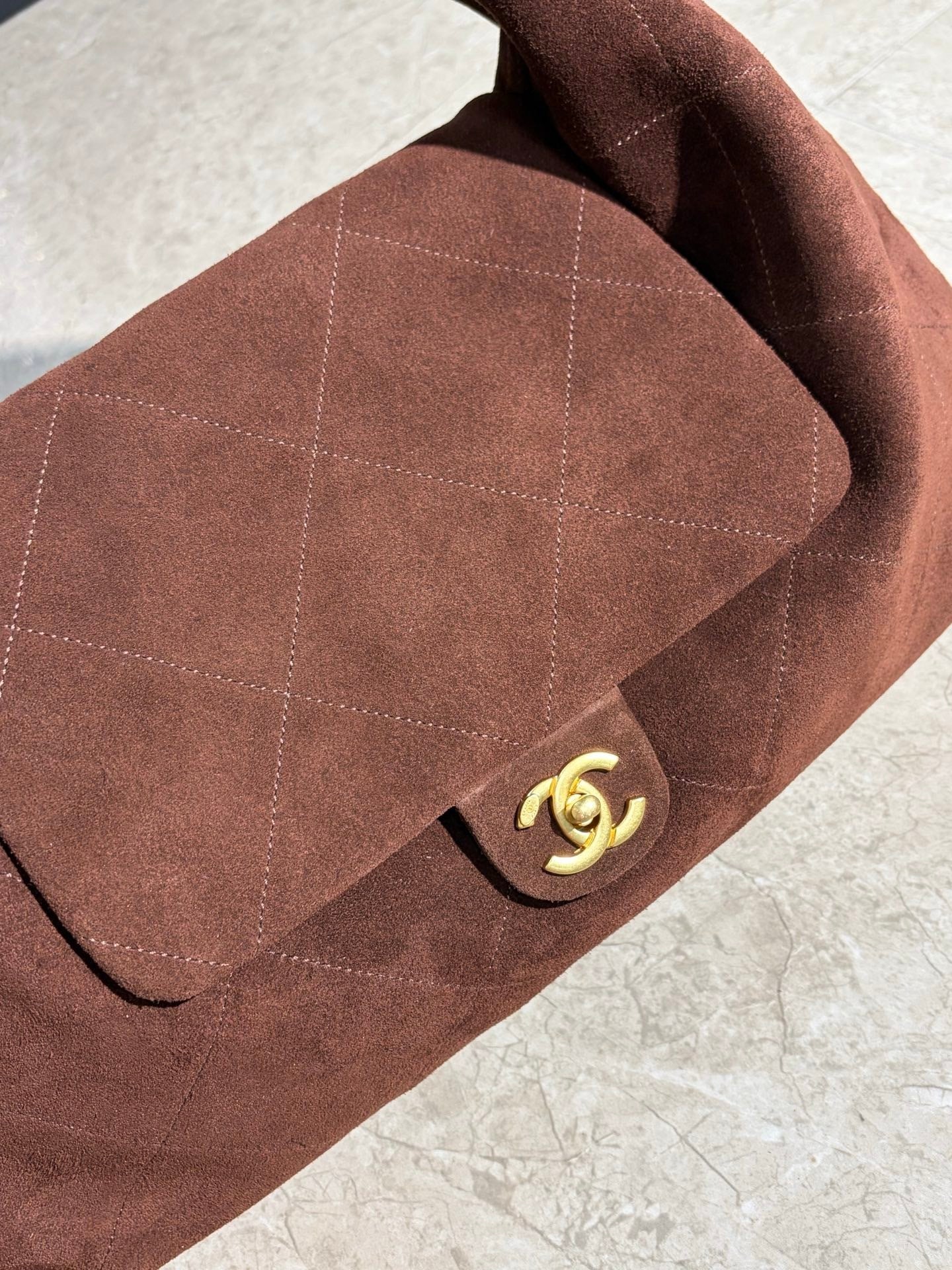 Oversized Suede Hobo Shoulder Bag with Chunky Chain – Autumn/Winter Style