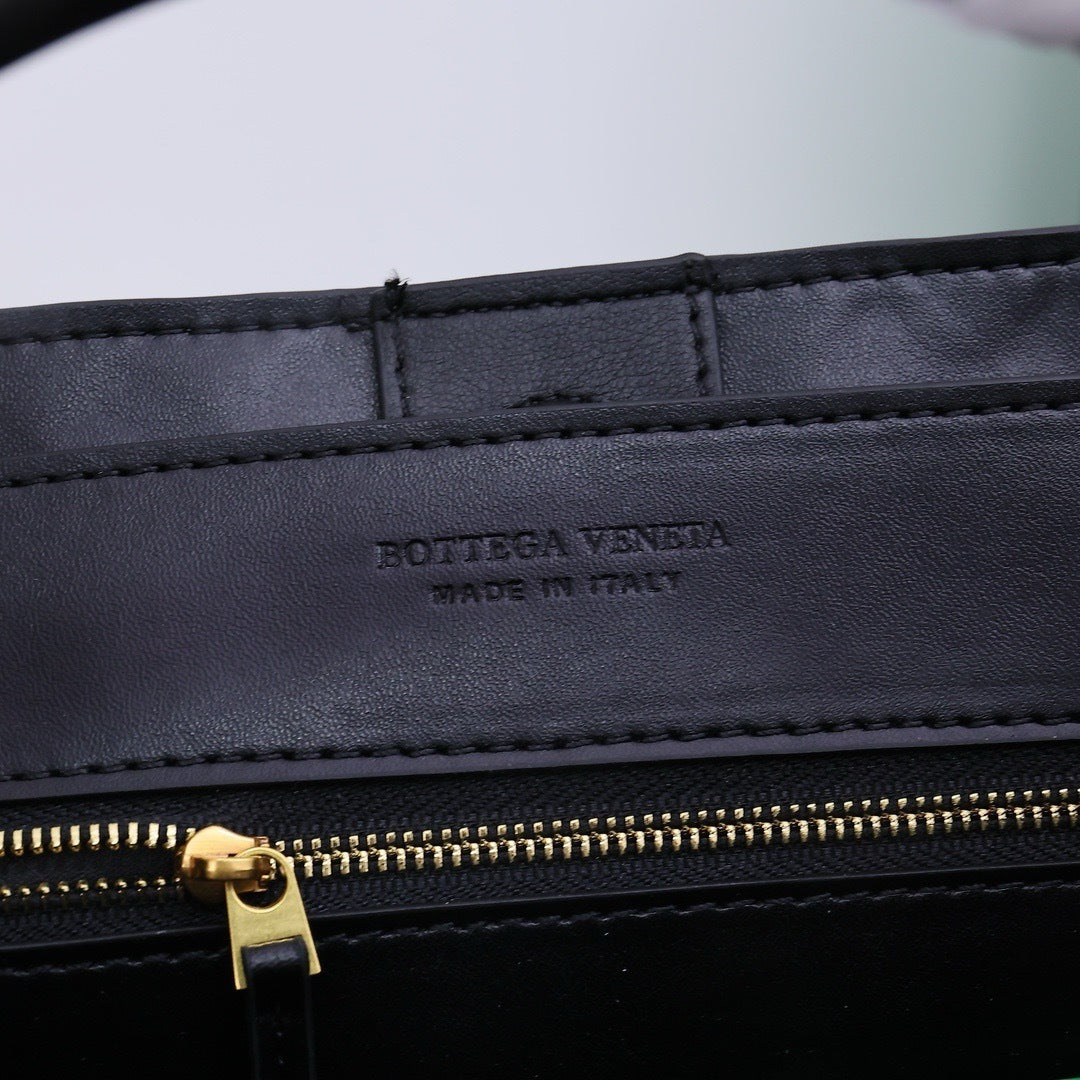 B*V | 23 New Andiamo Handbag