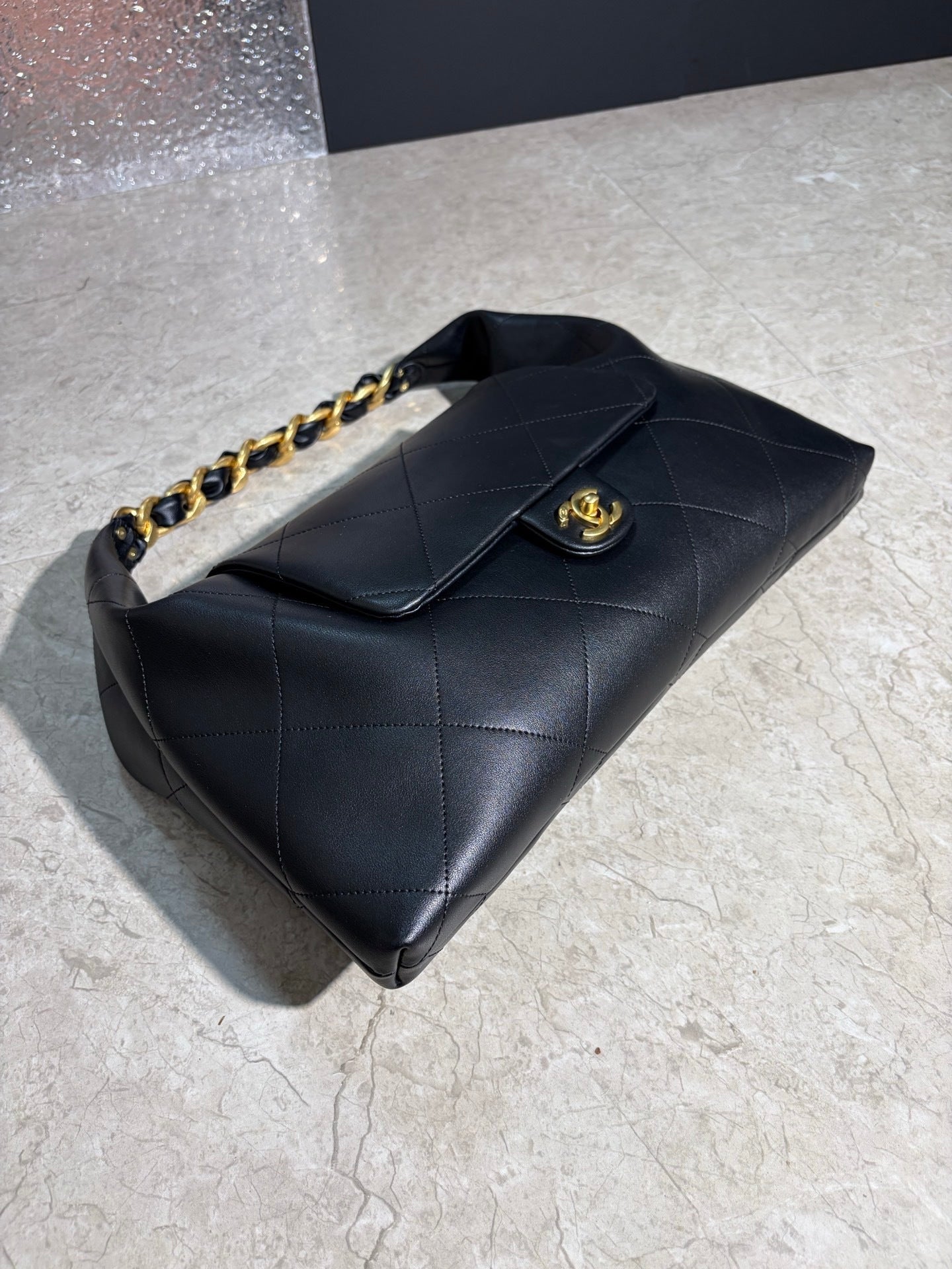Oversized Soft Leather Hobo Shoulder Bag with Chunky Chain – 43cm
