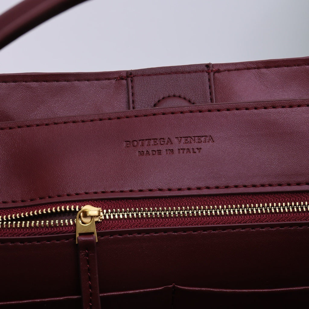 B*V | 23 New Andiamo Handbag