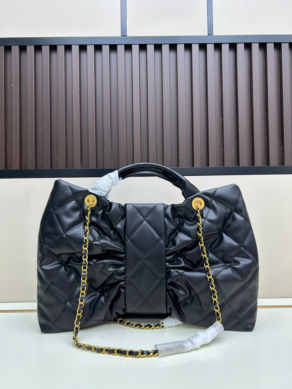 Large Bow-Detail Quilted Leather Shoulder Bag – Soft Padded Finish