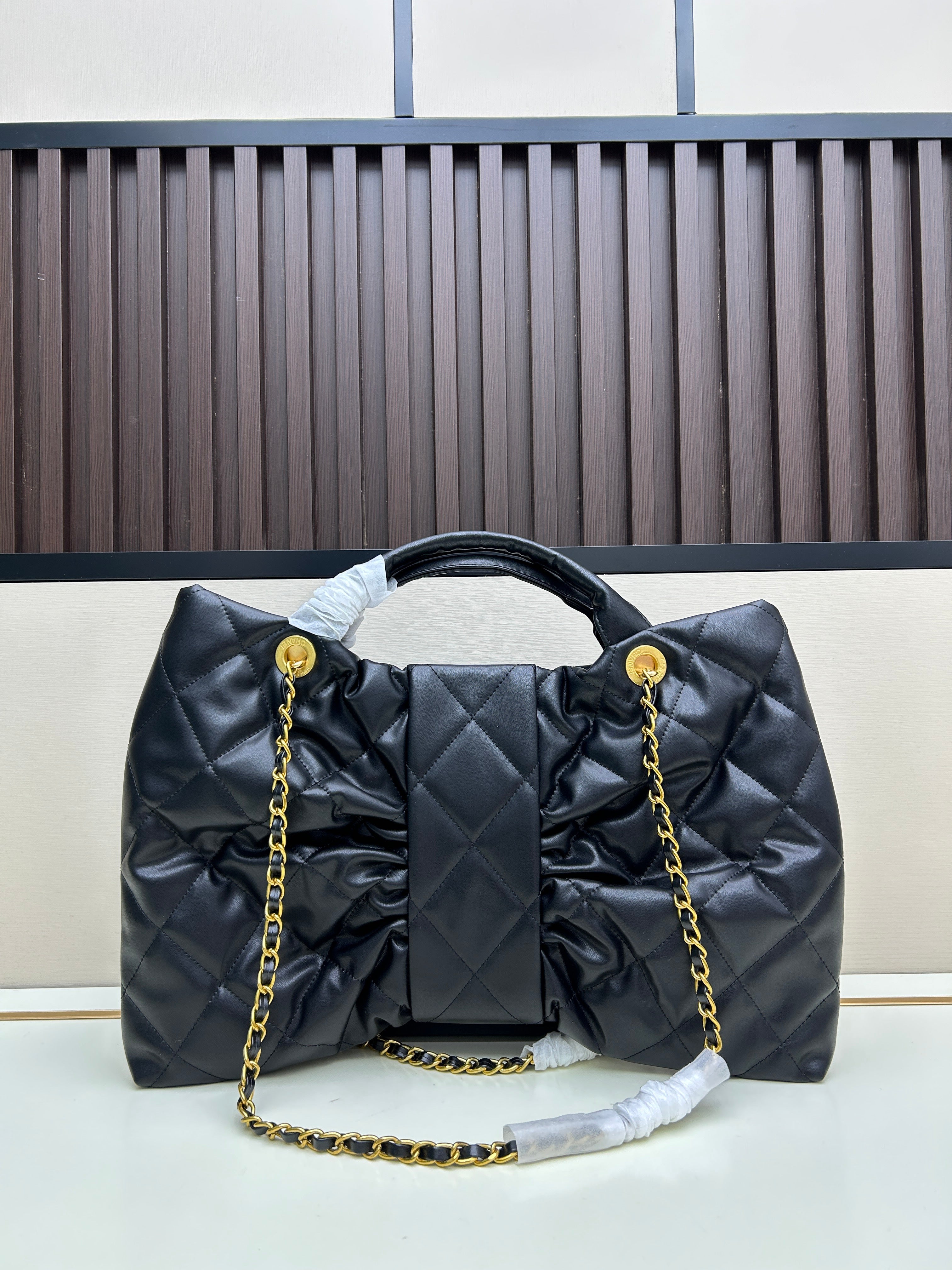 Large Bow-Detail Quilted Leather Shoulder Bag – Soft Padded Finish