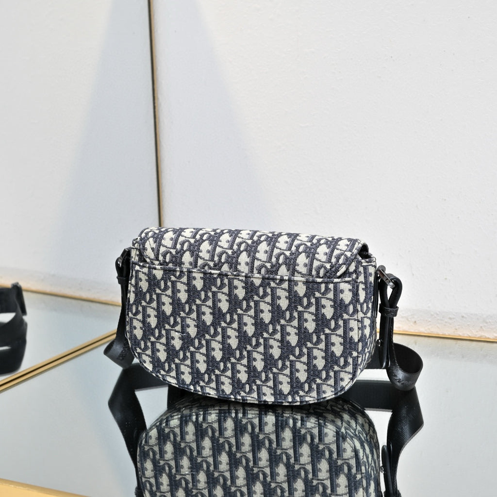 Fall Oblique Saddle Messenger Bag