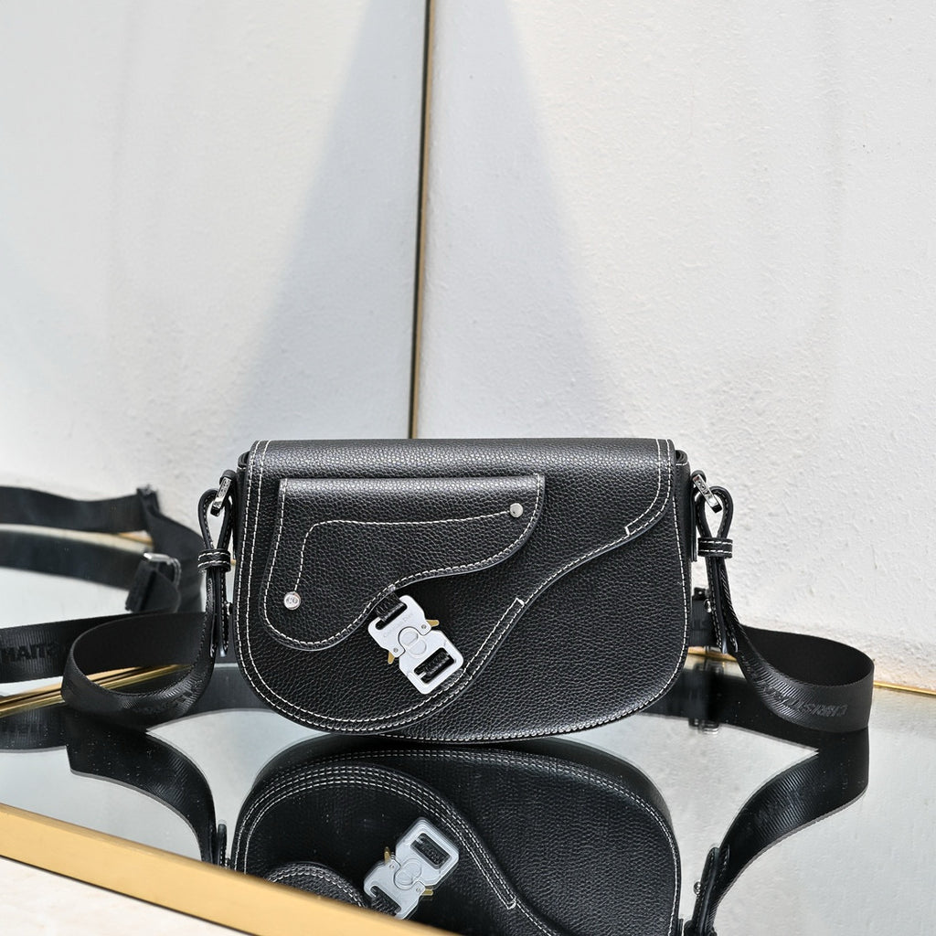 Fall Oblique Saddle Messenger Bag