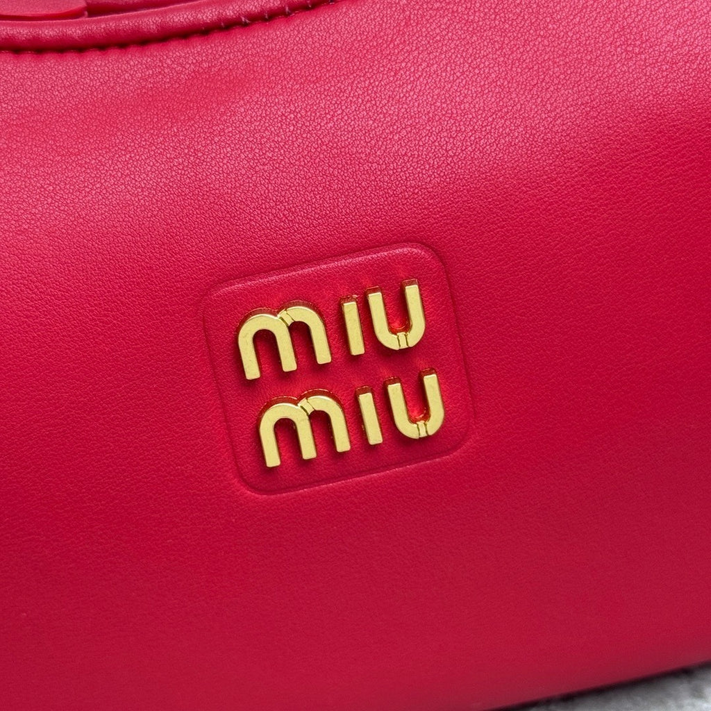 Full-Grain Leather Shoulder Bag – Minimal Chic