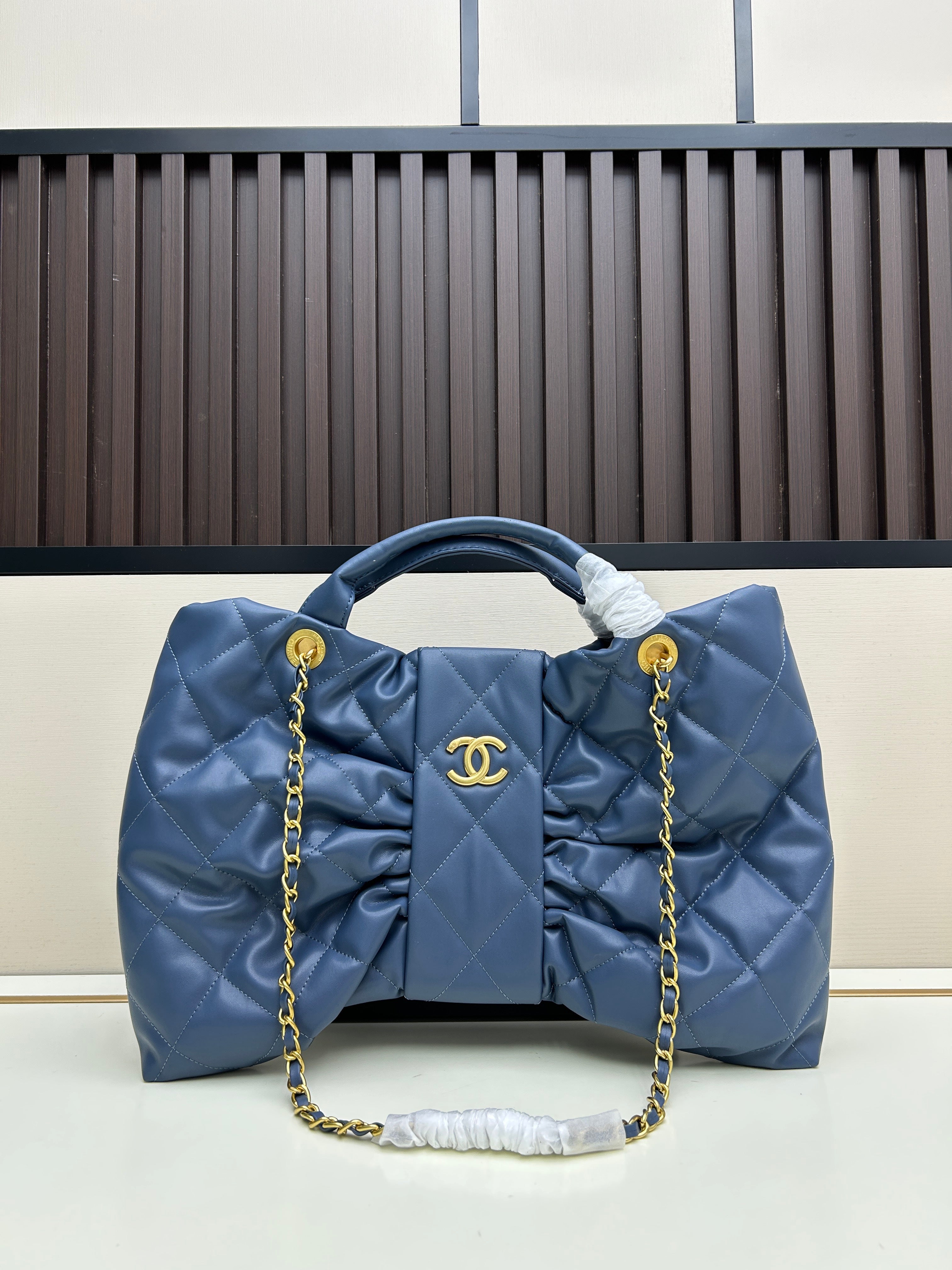 Large Bow-Detail Quilted Leather Shoulder Bag – Soft Padded Finish