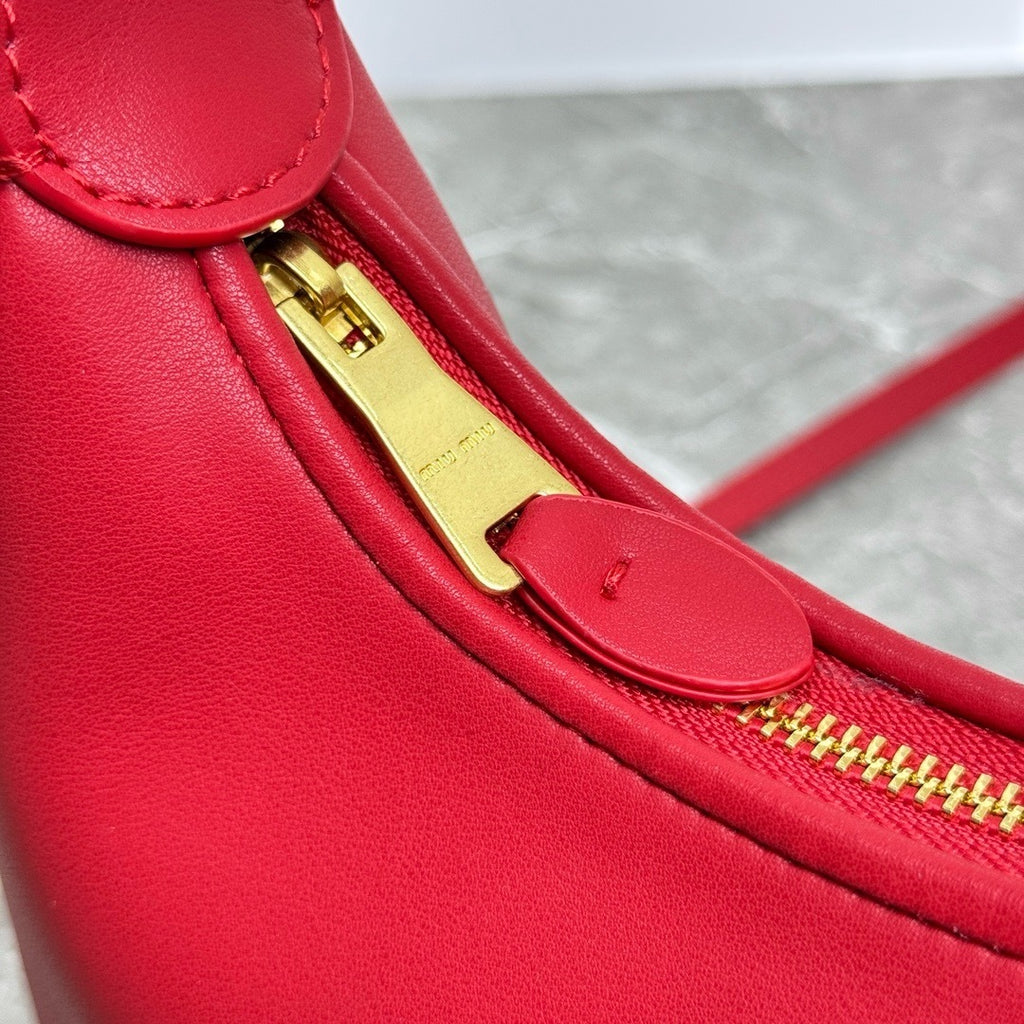Full-Grain Leather Shoulder Bag – Minimal Chic