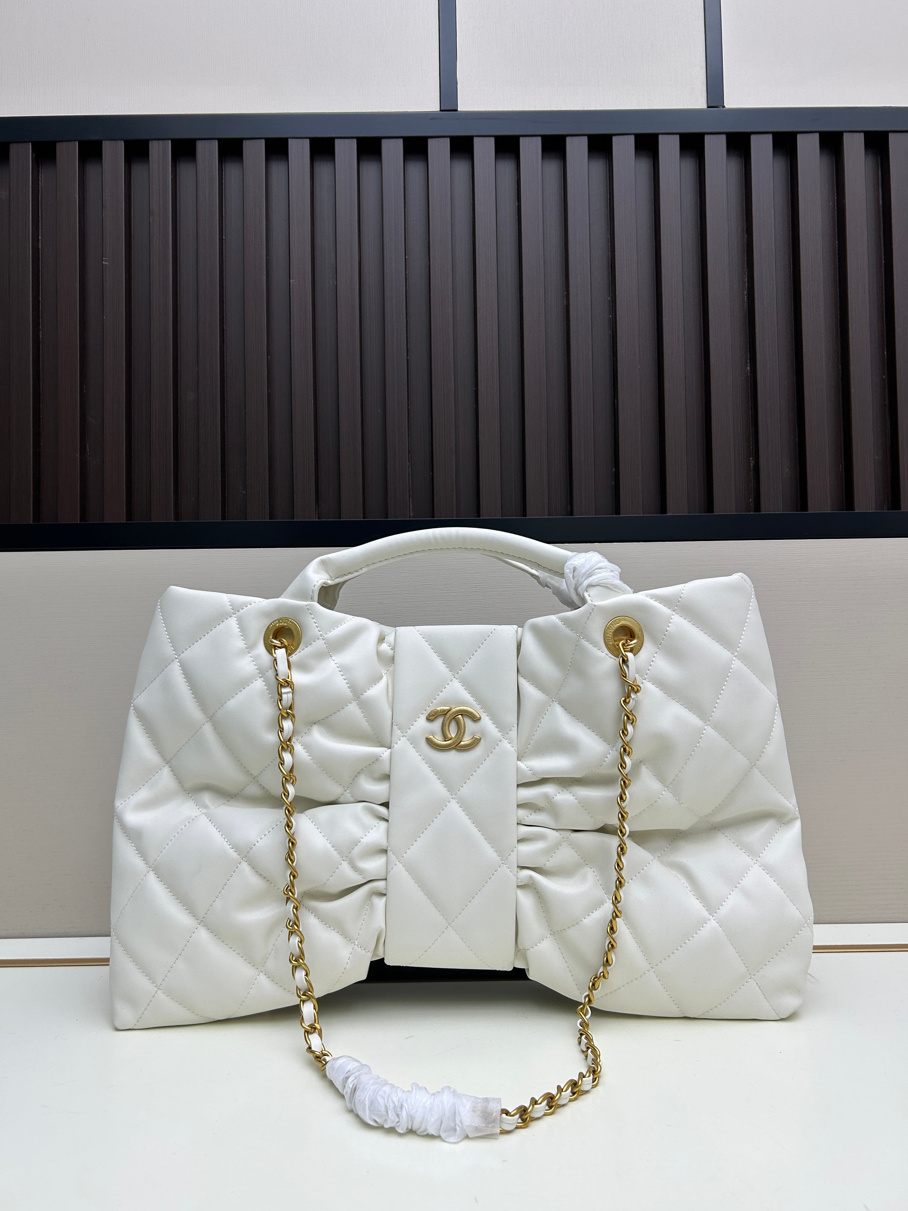 Large Bow-Detail Quilted Leather Shoulder Bag – Soft Padded Finish