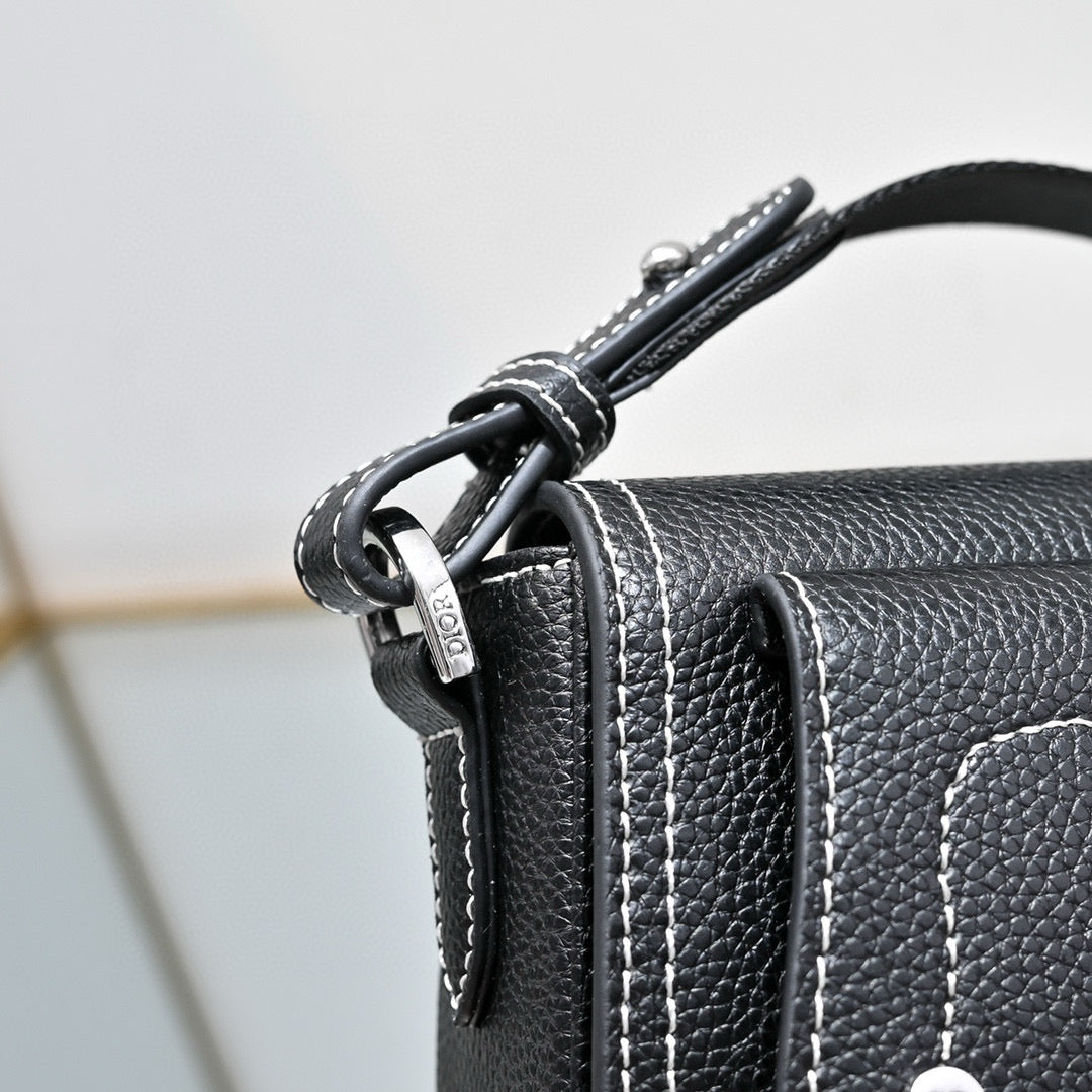 Fall Oblique Saddle Messenger Bag