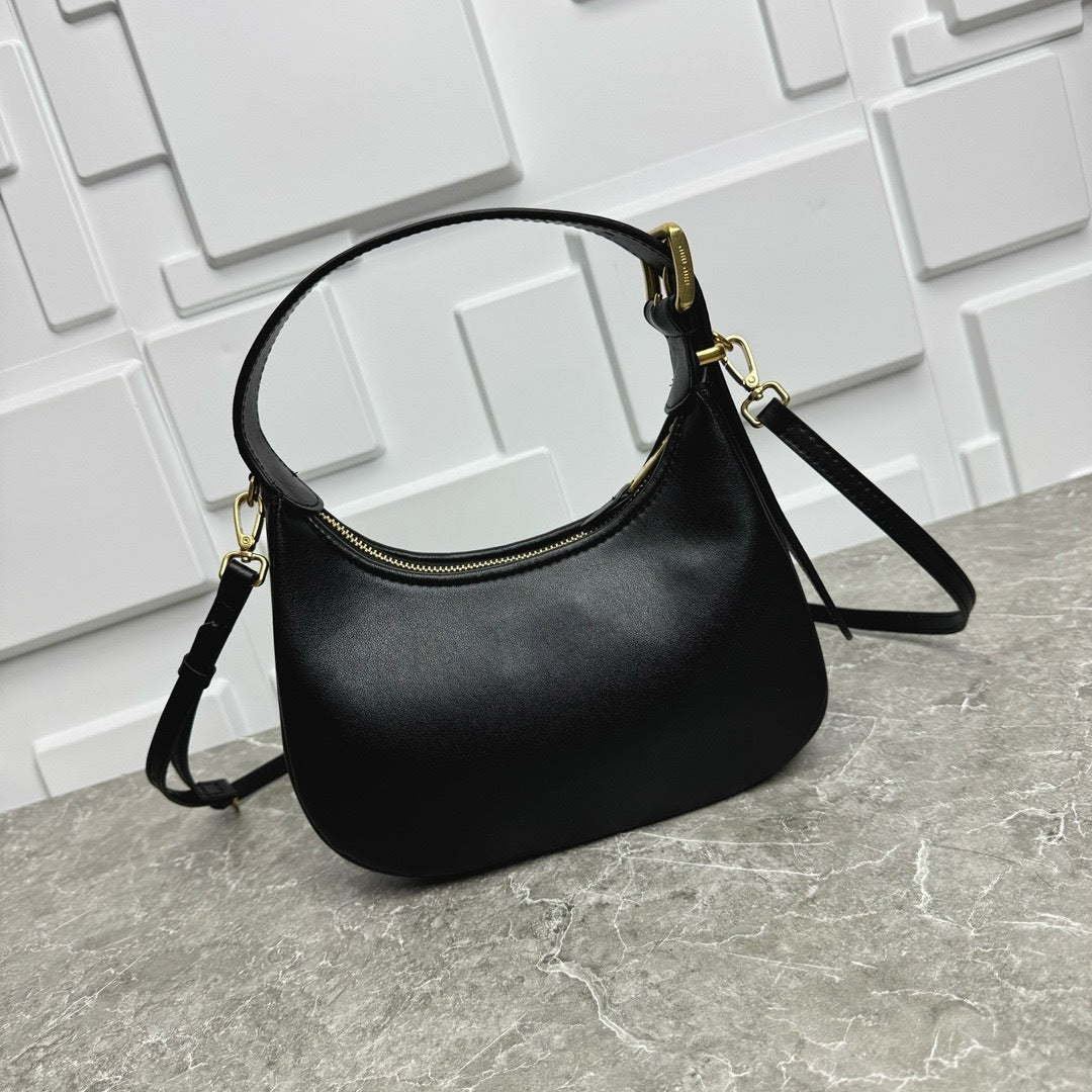 Full-Grain Leather Shoulder Bag – Minimal Chic