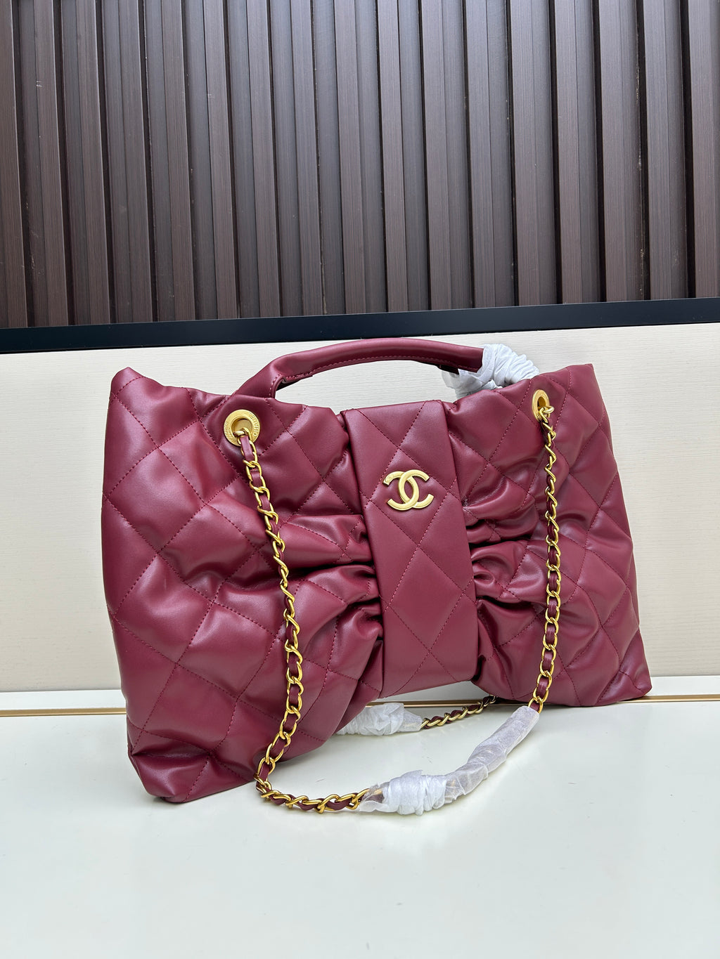 Large Bow-Detail Quilted Leather Shoulder Bag – Soft Padded Finish