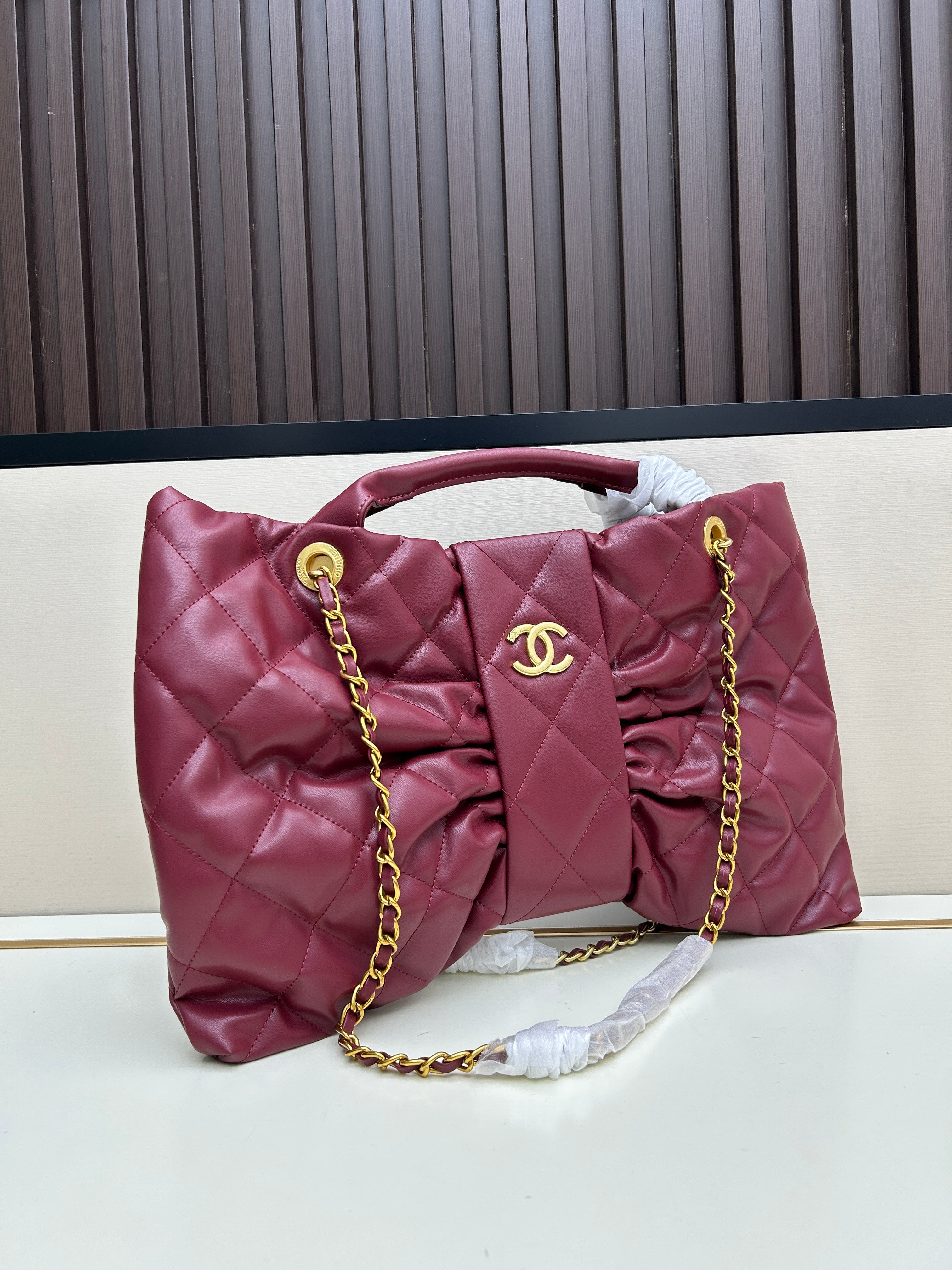 Large Bow-Detail Quilted Leather Shoulder Bag – Soft Padded Finish