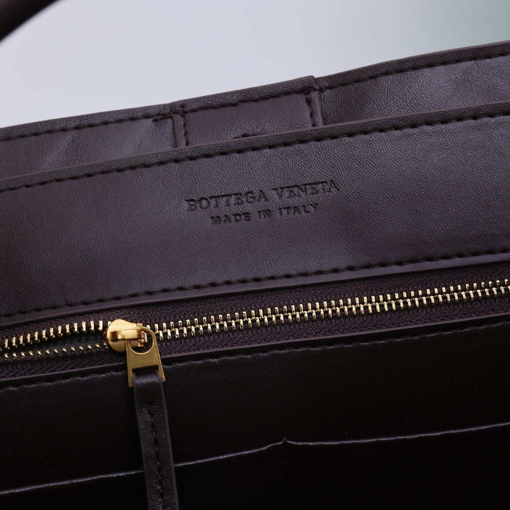 B*V | 23 New Andiamo Handbag