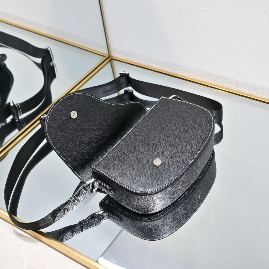 Fall Oblique Saddle Messenger Bag