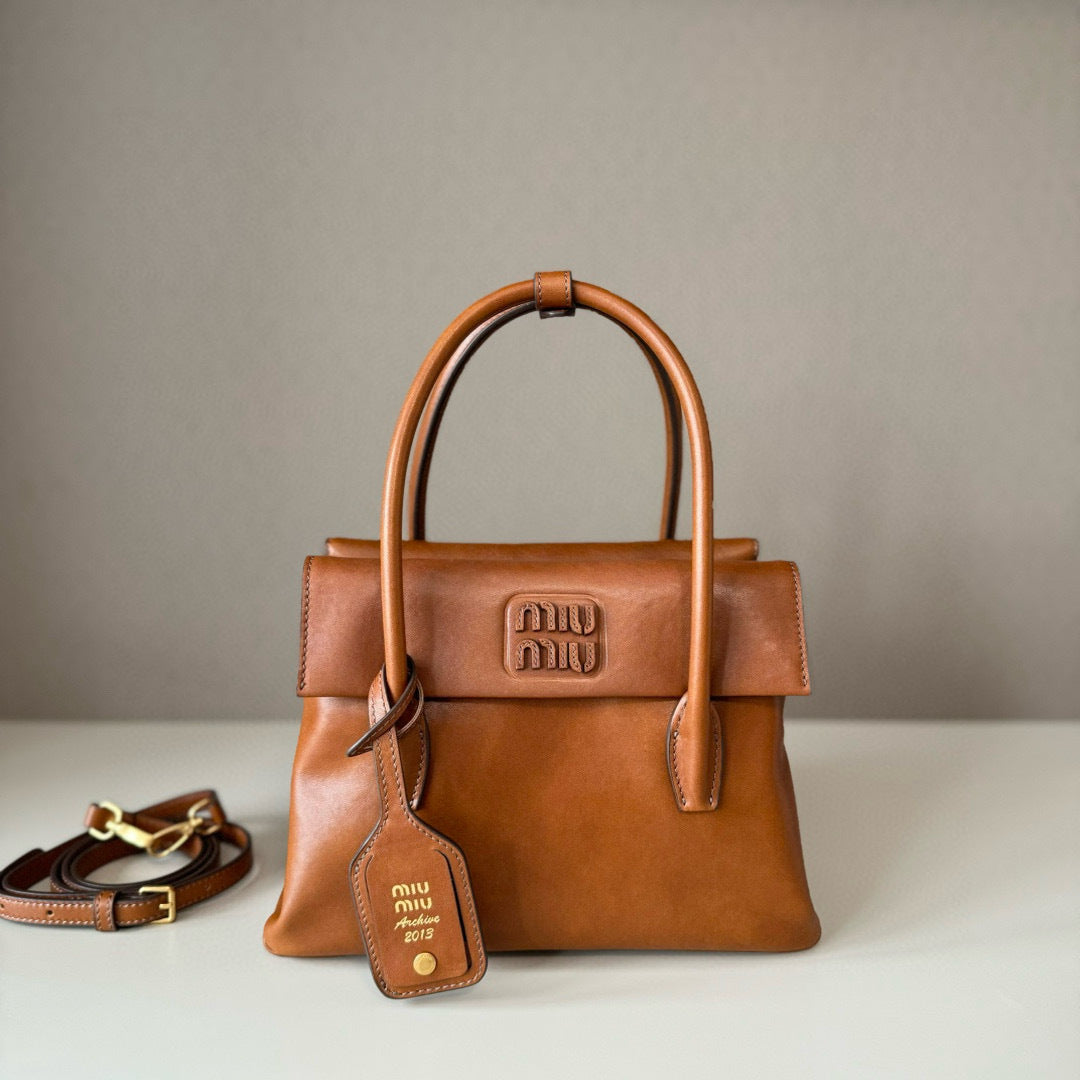 Vintage-Inspired Top Handle Bag – Dual-Flap Design