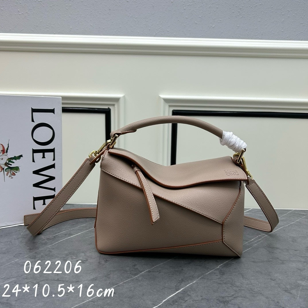 Geometric Structured Shoulder Bag – Puzzle Edge Style, 24cm