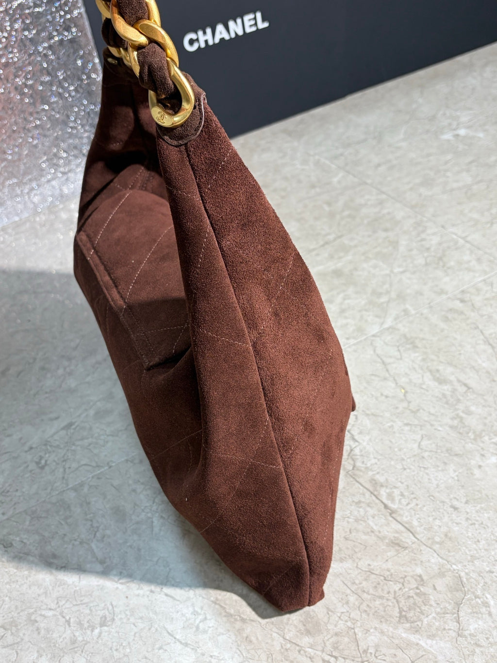 Oversized Suede Hobo Shoulder Bag with Chunky Chain – Autumn/Winter Style