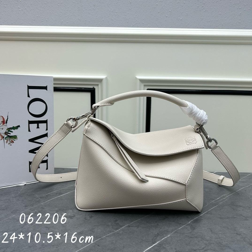 Geometric Structured Shoulder Bag – Puzzle Edge Style, 24cm