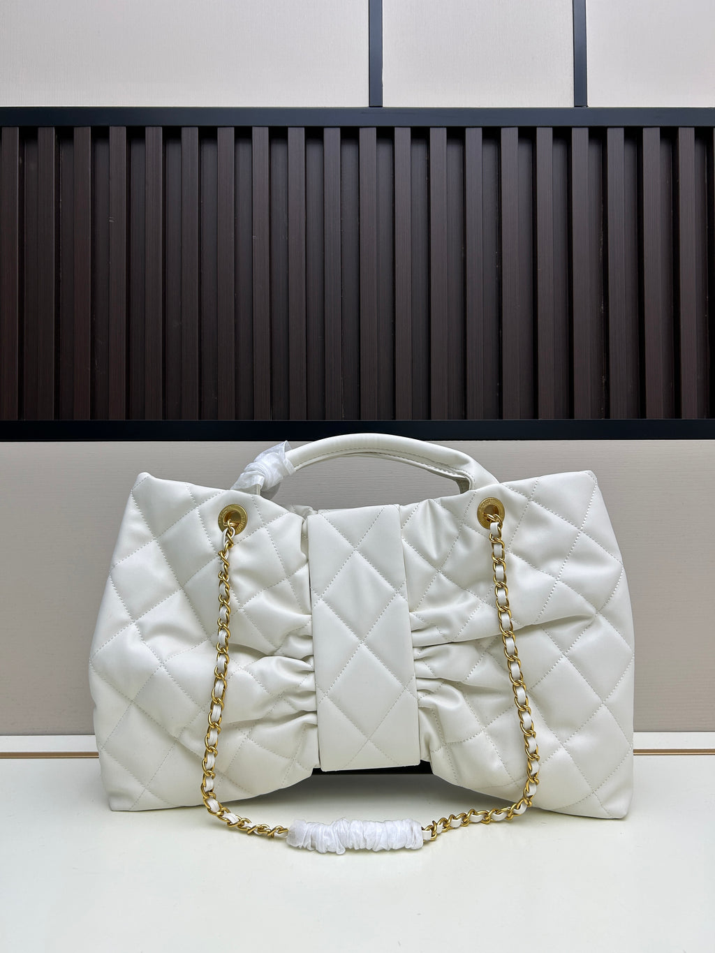 Large Bow-Detail Quilted Leather Shoulder Bag – Soft Padded Finish