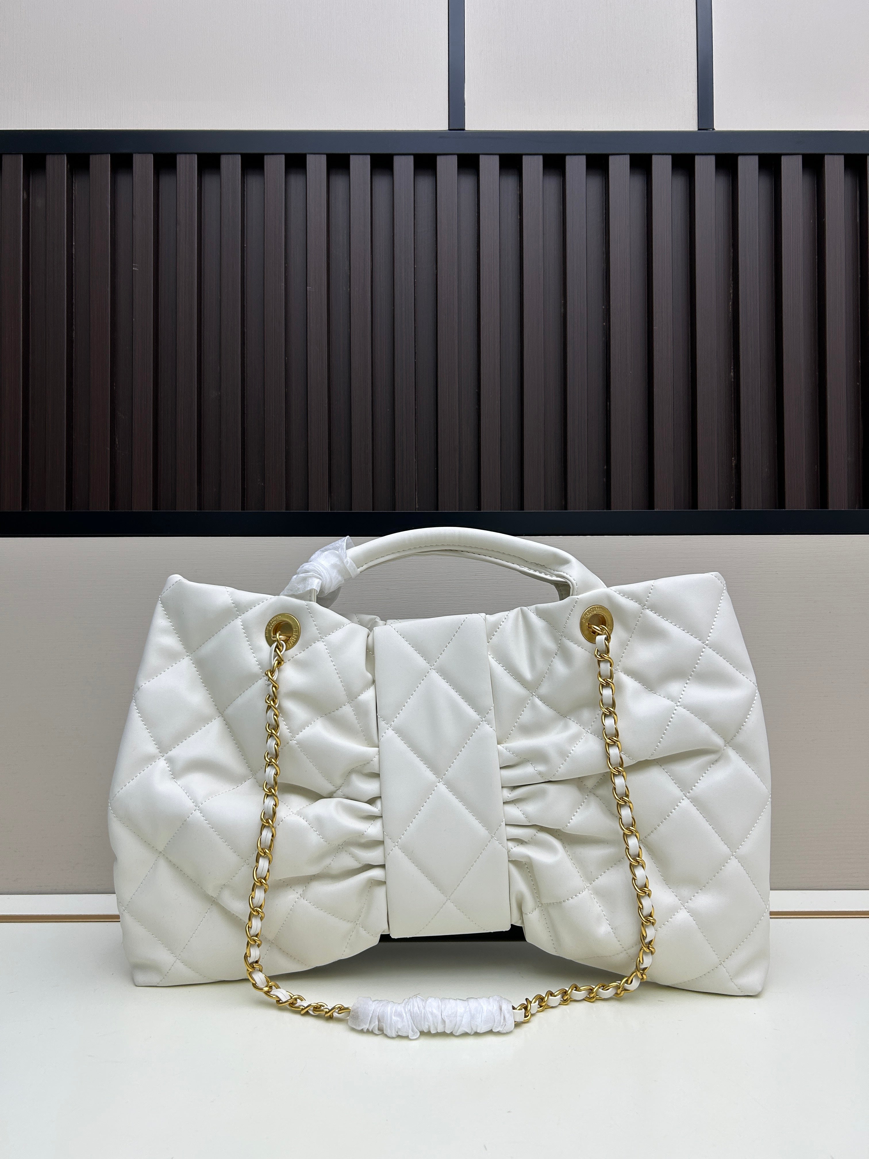 Large Bow-Detail Quilted Leather Shoulder Bag – Soft Padded Finish