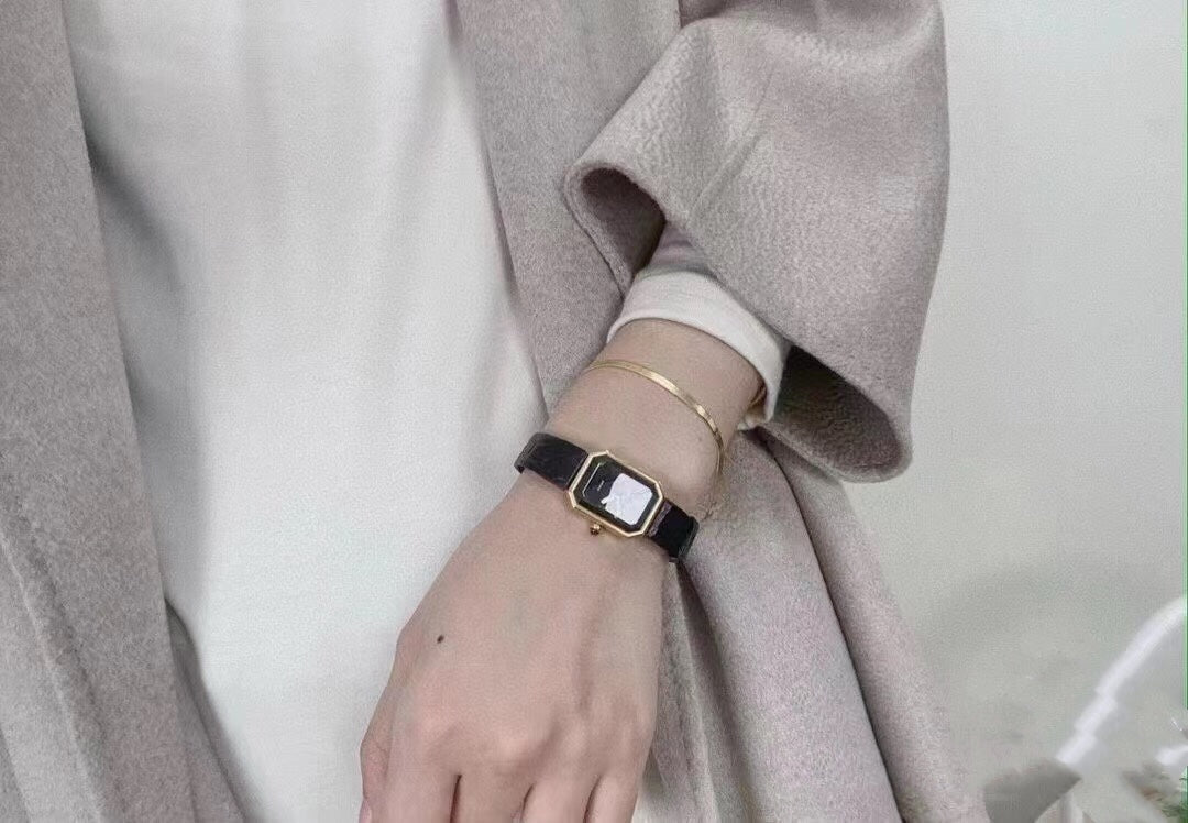 Premium Women’s Quartz Watch – Elegant Black & Gold Square Design