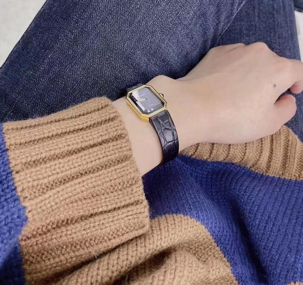 Premium Women’s Quartz Watch – Elegant Black & Gold Square Design