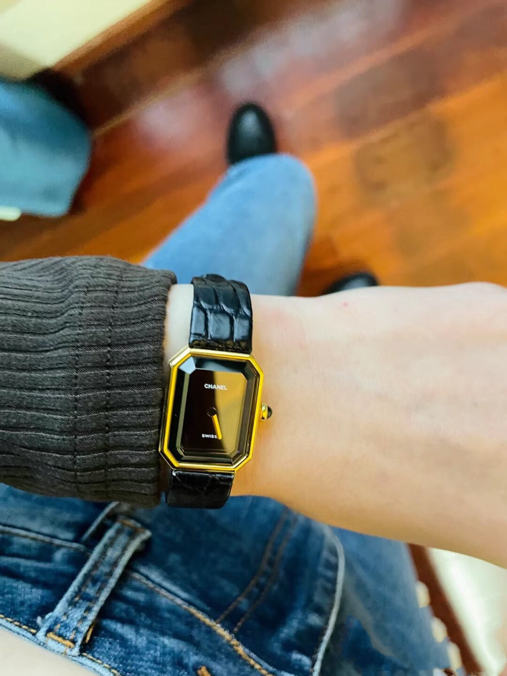 Premium Women’s Quartz Watch – Elegant Black & Gold Square Design