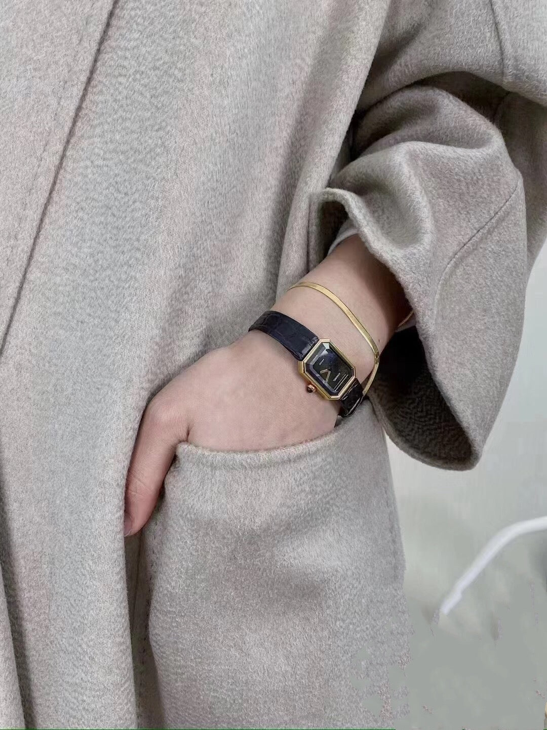 Premium Women’s Quartz Watch – Elegant Black & Gold Square Design
