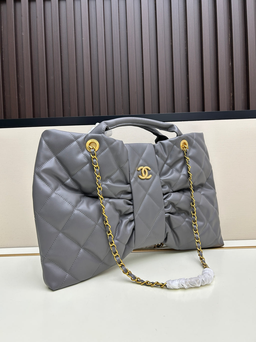 Large Bow-Detail Quilted Leather Shoulder Bag – Soft Padded Finish