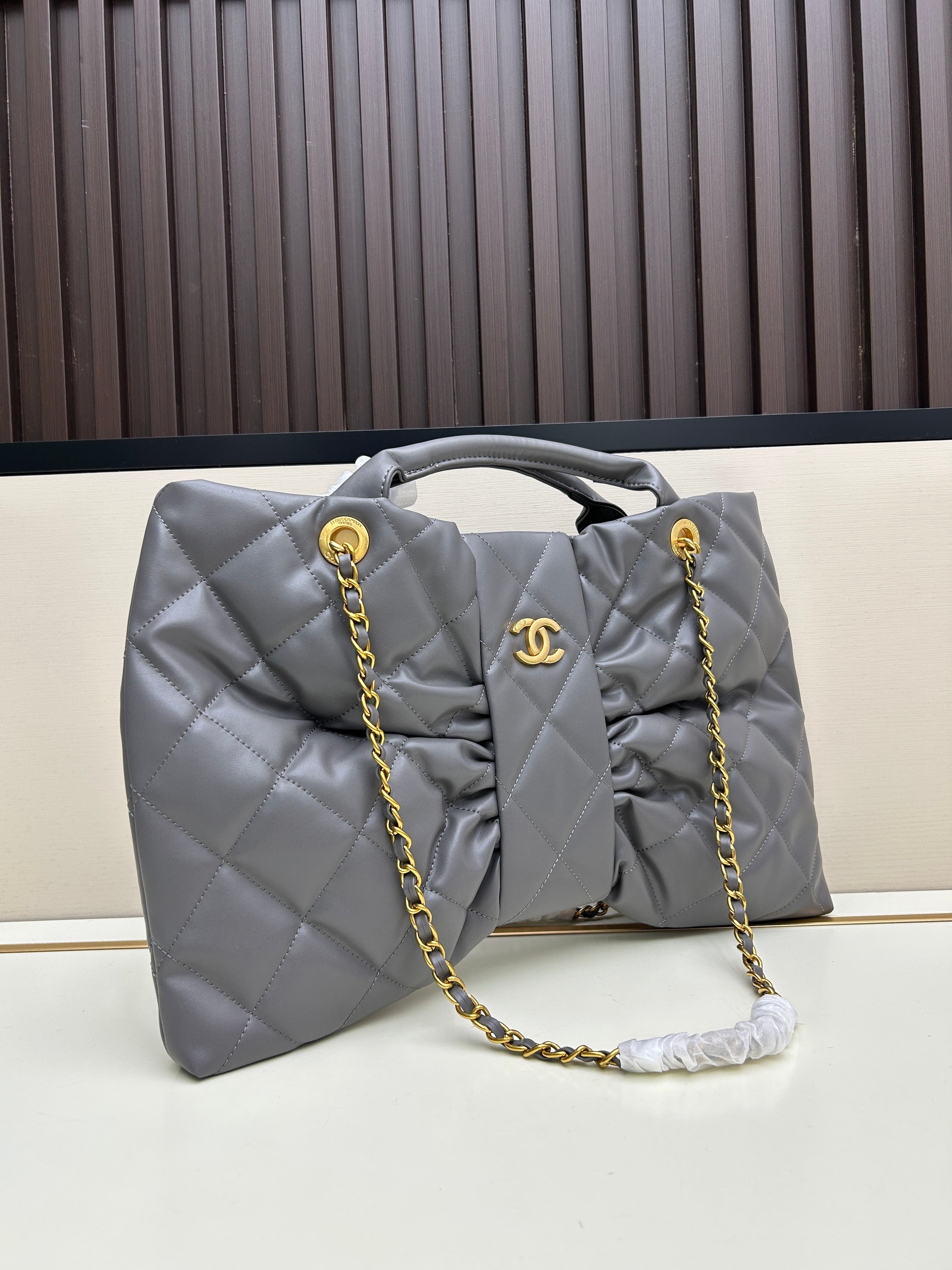 Large Bow-Detail Quilted Leather Shoulder Bag – Soft Padded Finish