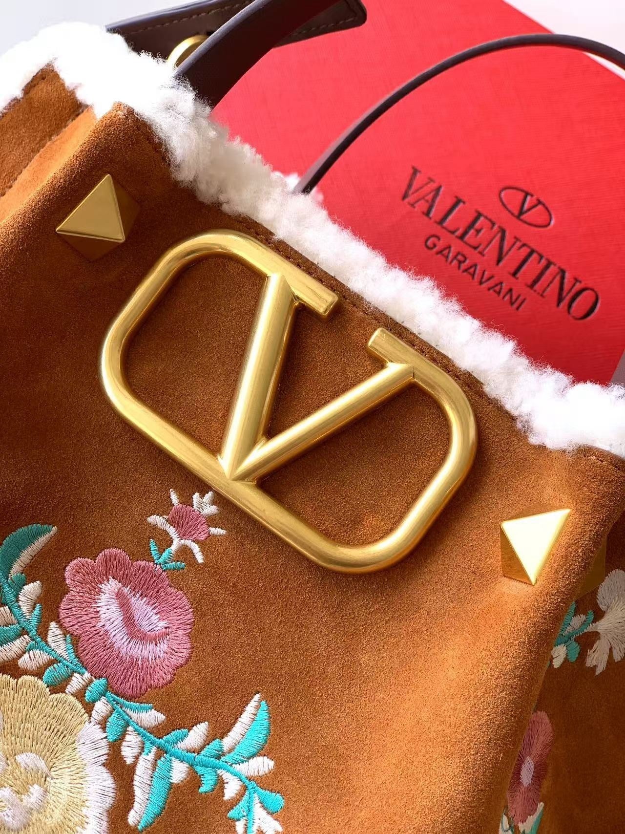 New Embroidered Leather Shopping Bag with Fur Details