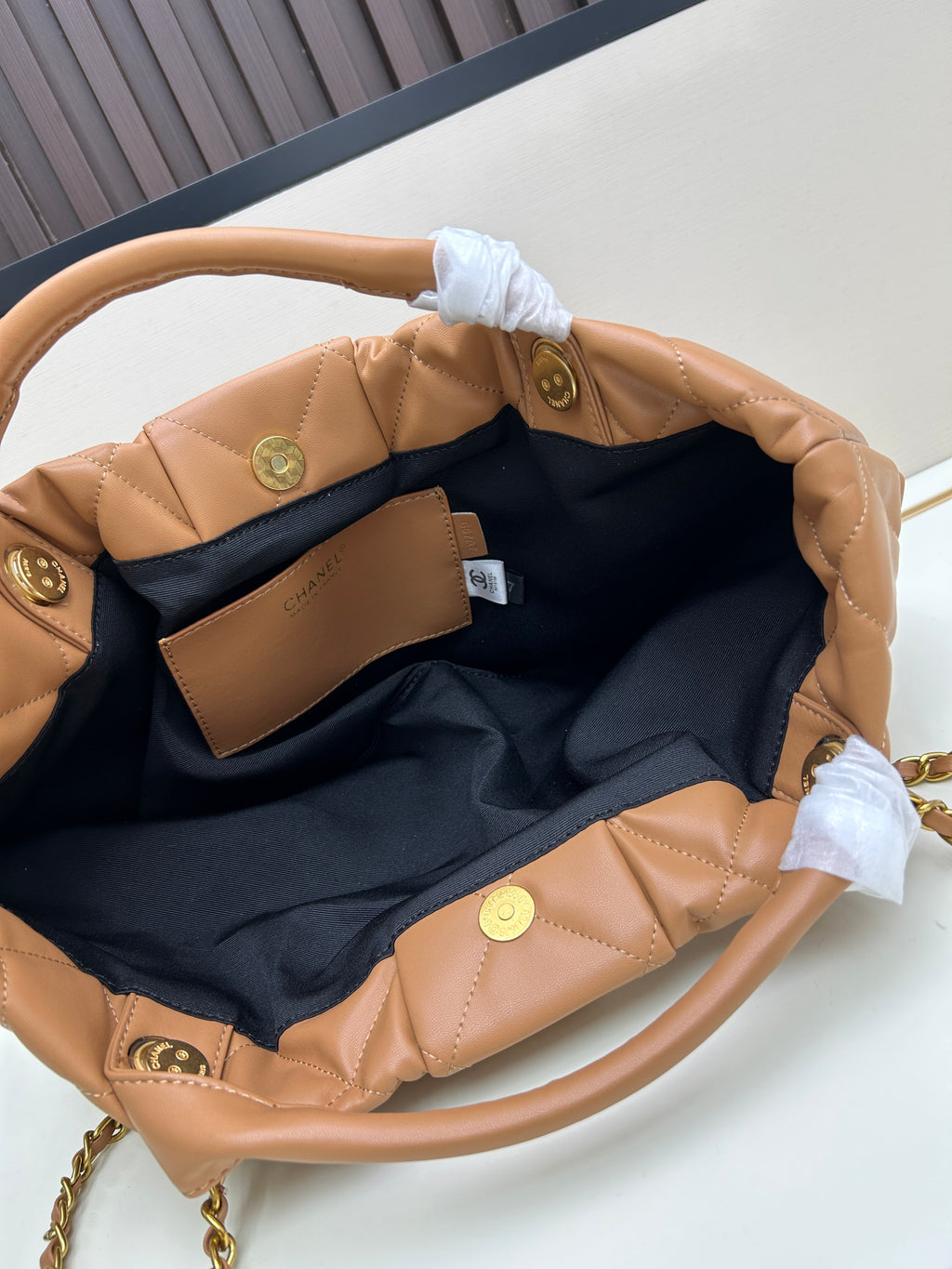 Large Bow-Detail Quilted Leather Shoulder Bag – Soft Padded Finish