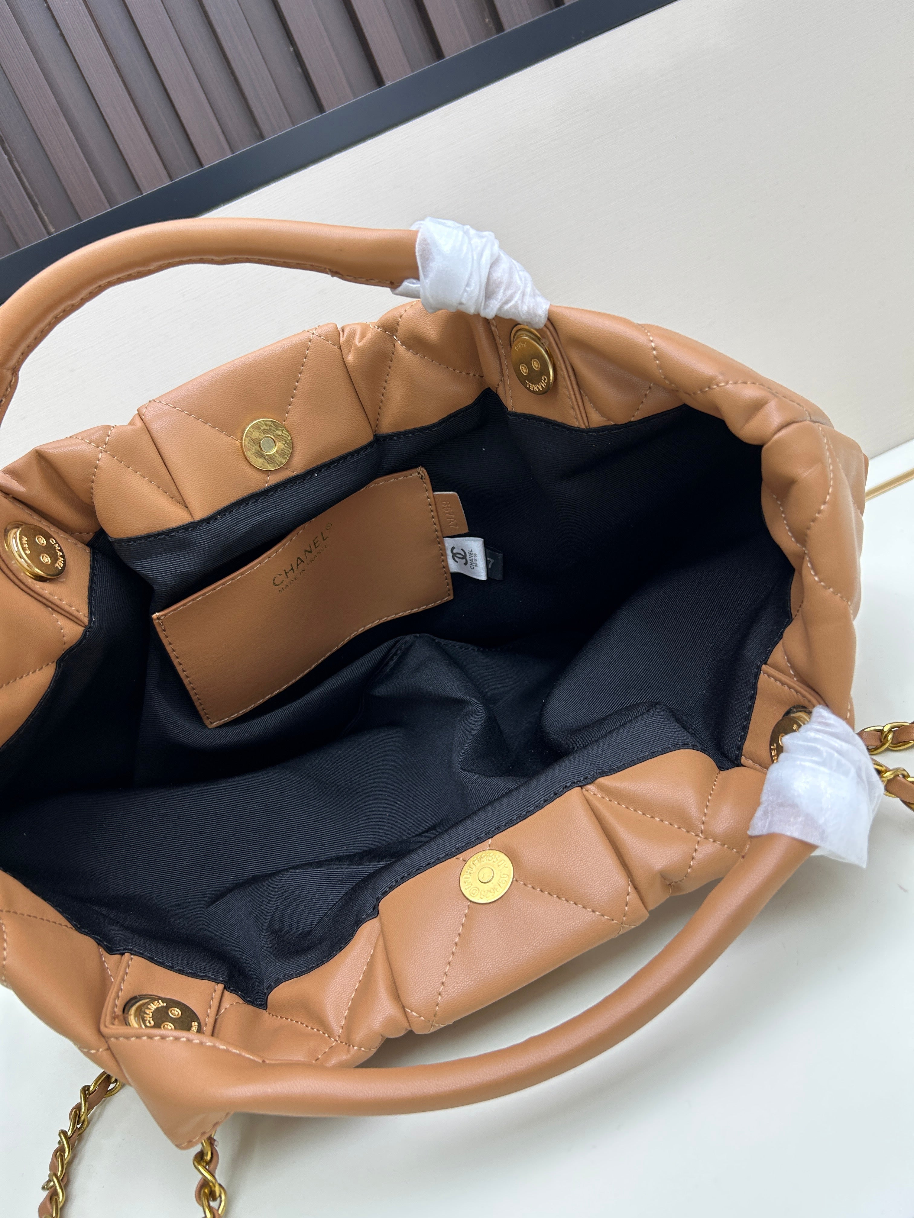 Large Bow-Detail Quilted Leather Shoulder Bag – Soft Padded Finish