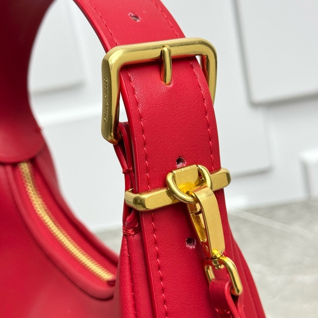 Full-Grain Leather Shoulder Bag – Minimal Chic