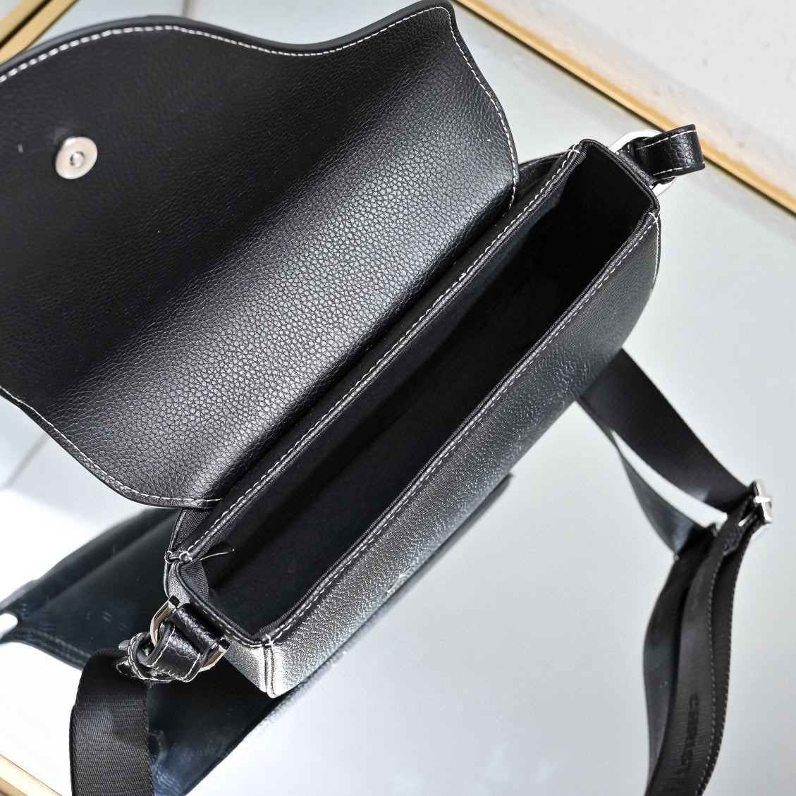 Fall Oblique Saddle Messenger Bag