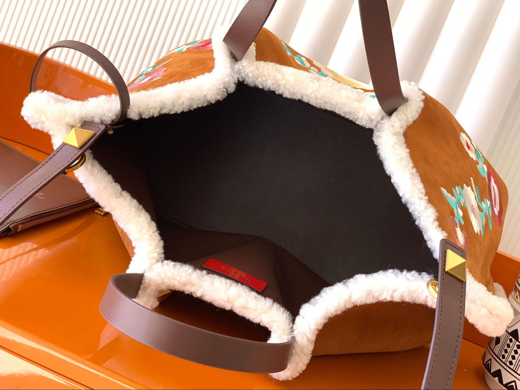 New Embroidered Leather Shopping Bag with Fur Details