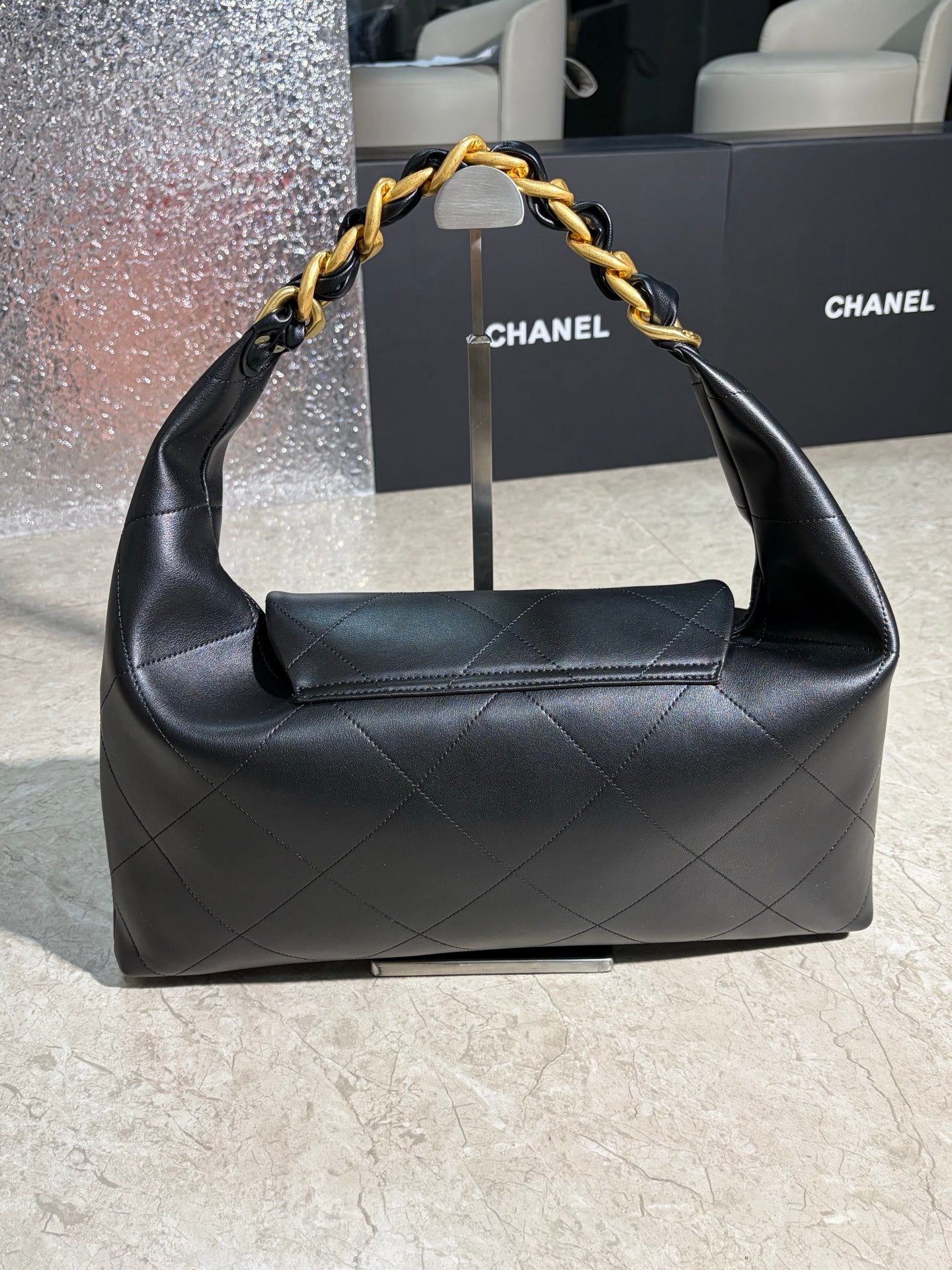 Oversized Soft Leather Hobo Shoulder Bag with Chunky Chain – 43cm