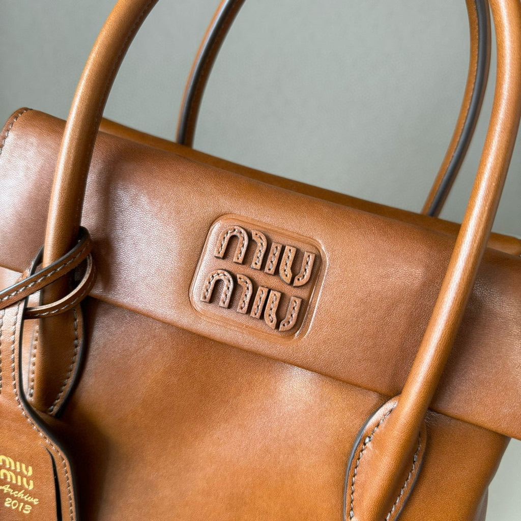 Vintage-Inspired Top Handle Bag – Dual-Flap Design