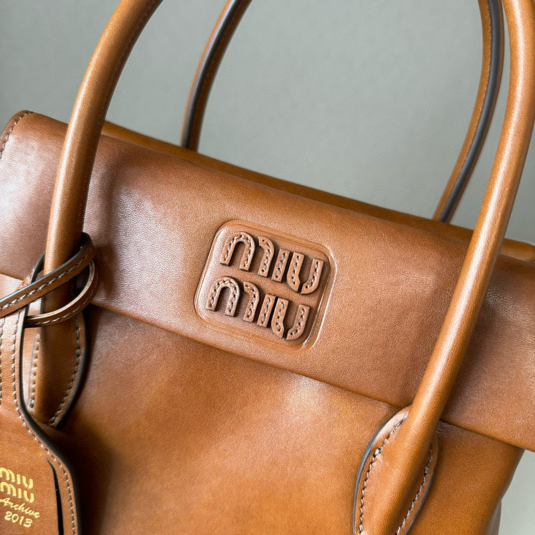 Vintage-Inspired Top Handle Bag – Dual-Flap Design