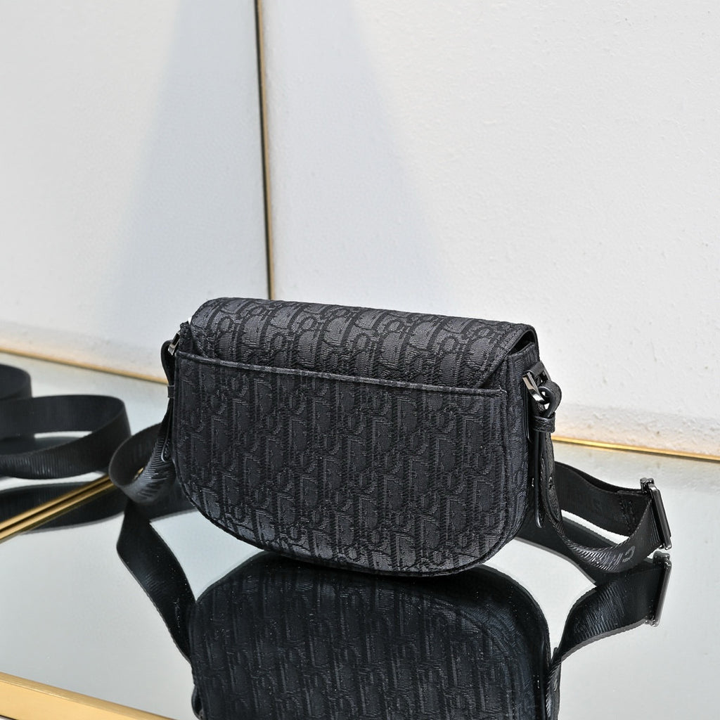 Fall Oblique Saddle Messenger Bag