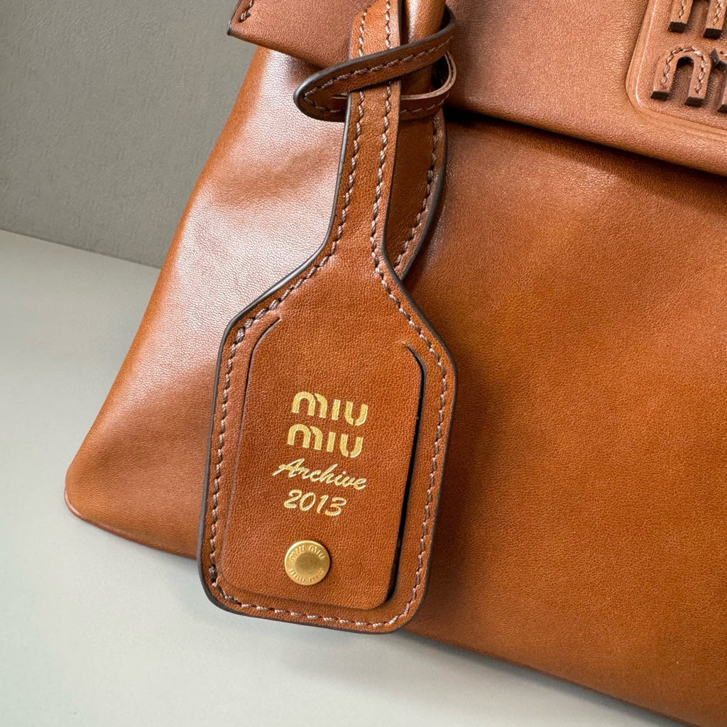 Vintage-Inspired Top Handle Bag – Dual-Flap Design