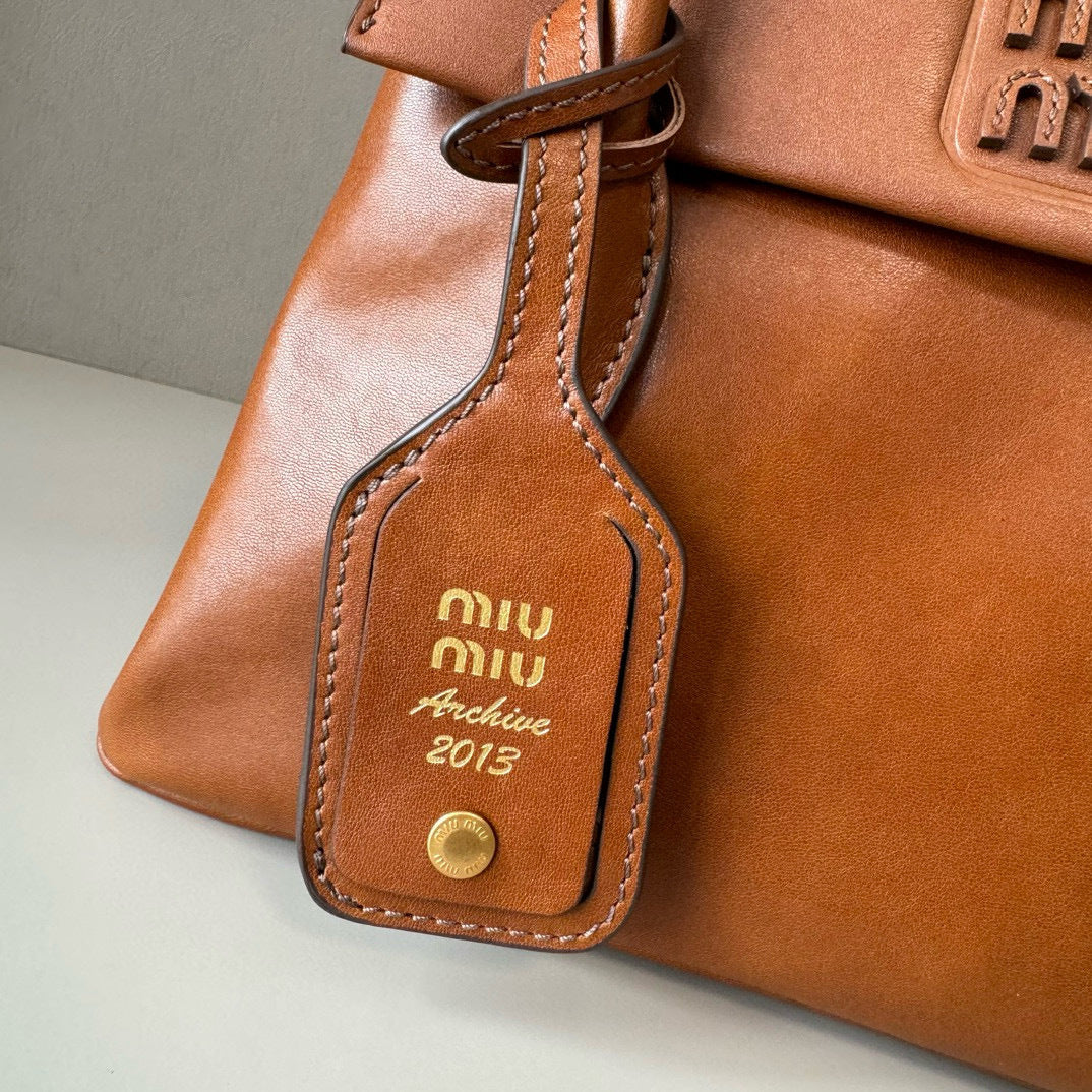 Vintage-Inspired Top Handle Bag – Dual-Flap Design