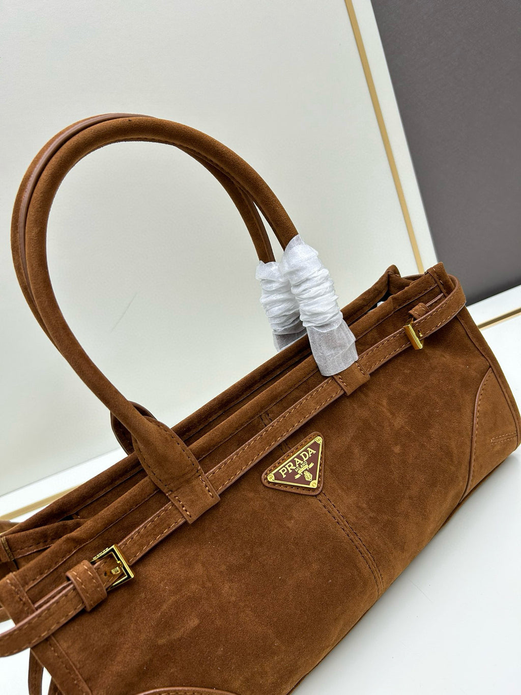 New Arrival P : Vintage-Inspired Glossy Leather Handbag