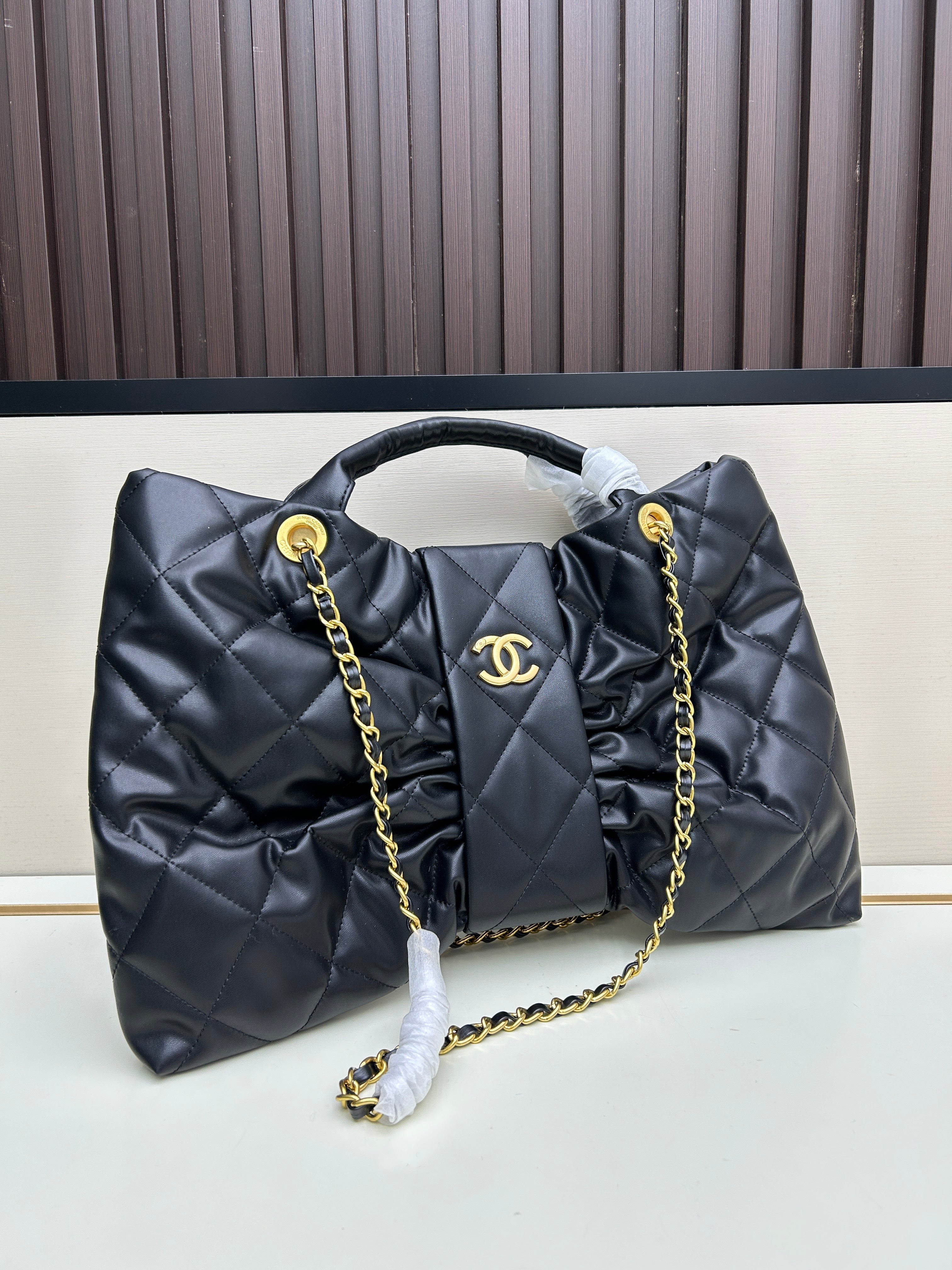 Large Bow-Detail Quilted Leather Shoulder Bag – Soft Padded Finish