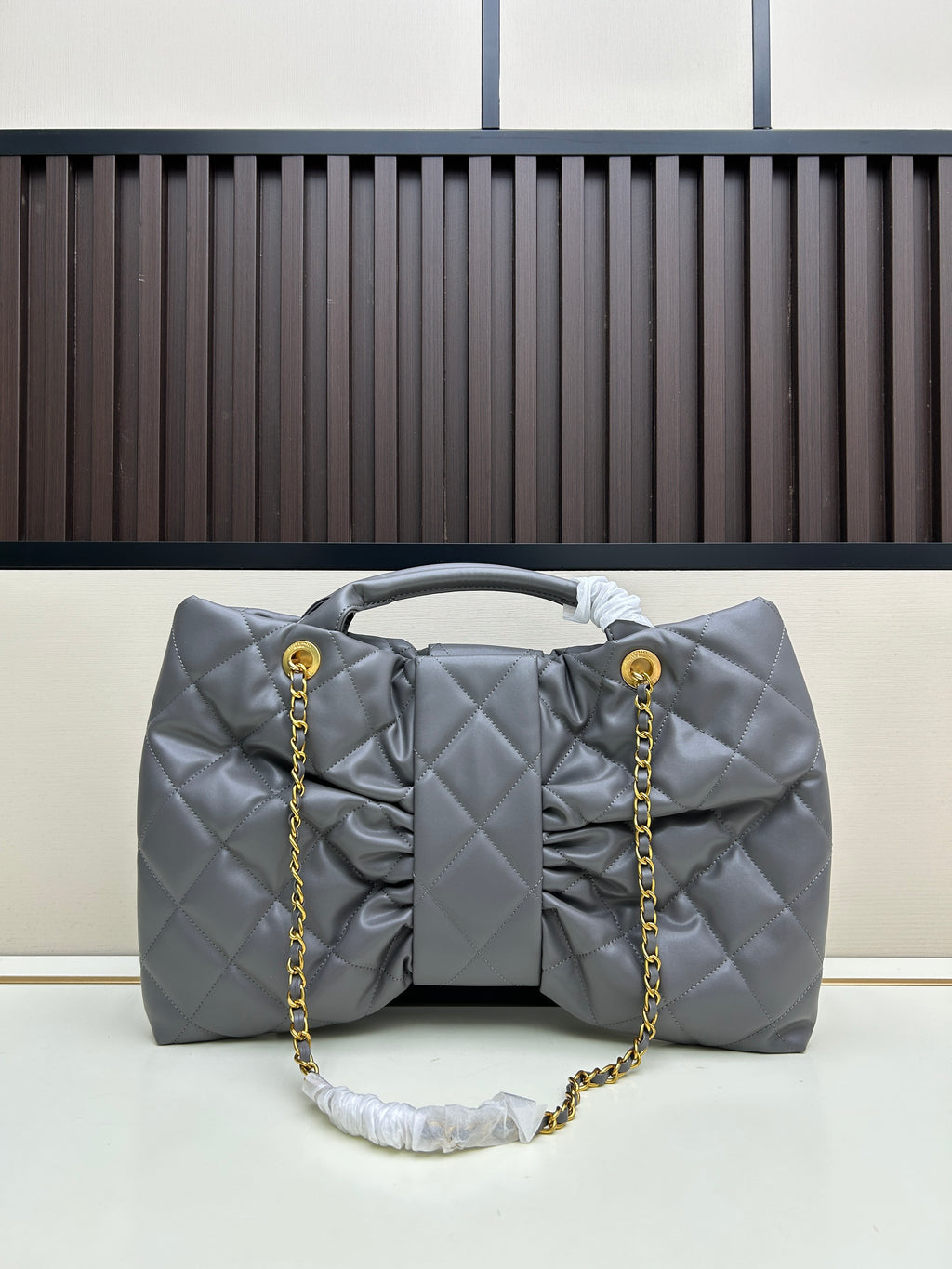 Large Bow-Detail Quilted Leather Shoulder Bag – Soft Padded Finish